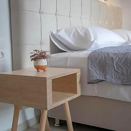 Athanasia Hotel *